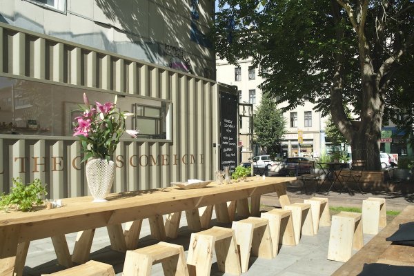The terrace seats and table were manufactured by hand. Photo: Ludger Paffrath
