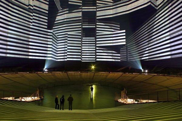 On the ground floor for 320° Licht, which used 21 interconnected projectors. Photo: Thomas Wolf